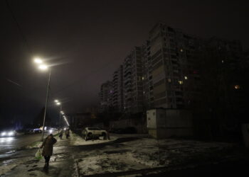 Na zdjęciu Kijów nocą (PAP/EPA/SERGEY DOLZHENKO)