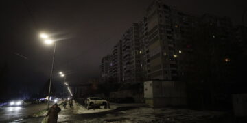 Na zdjęciu Kijów nocą (PAP/EPA/SERGEY DOLZHENKO)