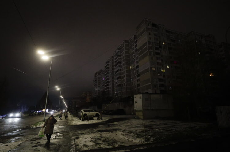 Na zdjęciu Kijów nocą (PAP/EPA/SERGEY DOLZHENKO)