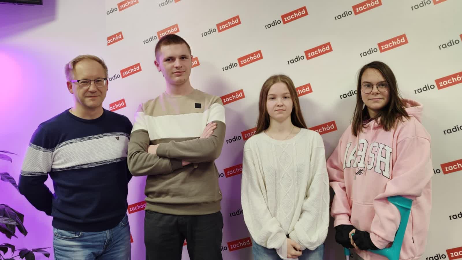 Młodzi ludzie pomagają