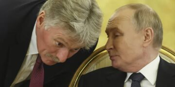 Rzecznik Kremla Dmitrij Pieskow i prezydent Rosji Władimir Putin. Fot. PAP/EPA/ SERGEI ILNITSKY