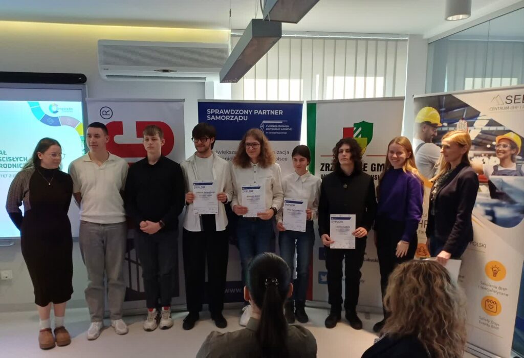 Olimpiada statystyczna. Najlepsi z nagrodami 3 Urząd Statystyczny w Zielonej Górze. Wręczenie nagród za najlepsze wyniki w regionalnej olimpiadzie statystycznej (fot. Piotr Bakselerowicz)