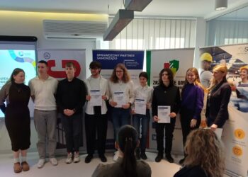 Olimpiada statystyczna. Najlepsi z nagrodami 10 Urząd Statystyczny w Zielonej Górze. Wręczenie nagród za najlepsze wyniki w regionalnej olimpiadzie statystycznej (fot. Piotr Bakselerowicz)