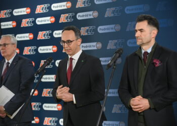 Od lewej: prezes PKP Intercity Janusz Malinowski, minister infrastruktury Dariusz Klimczak i jego zastępca Piotr Malepszak (PAP/Marcin Obara)