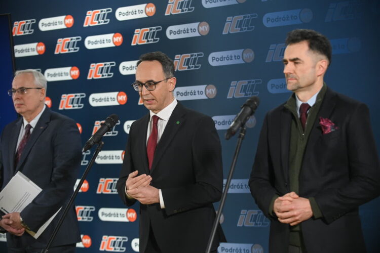 Od lewej: prezes PKP Intercity Janusz Malinowski, minister infrastruktury Dariusz Klimczak i jego zastępca Piotr Malepszak (PAP/Marcin Obara)