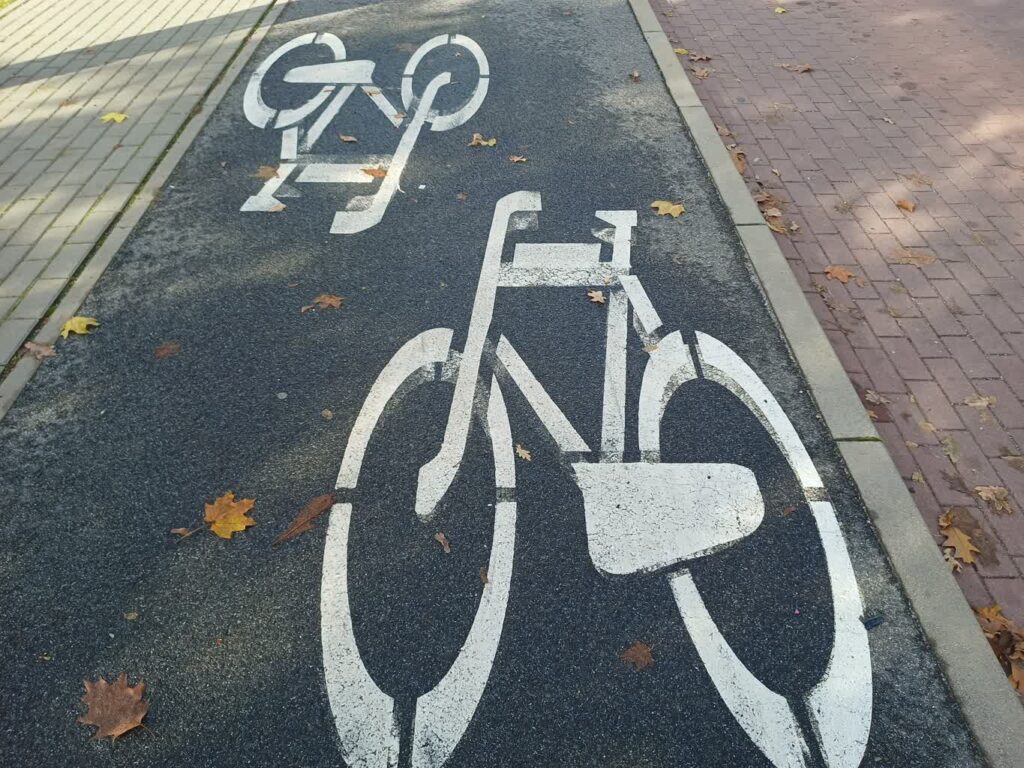 Umowa na ścieżkę rowerową w Żarach podpisana fot. K.Gonera