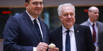 Na zdjęciu po lewej Stefan Krajewski, minister rolnictwa (PAP/EPA/OLIVIER HOSLET)