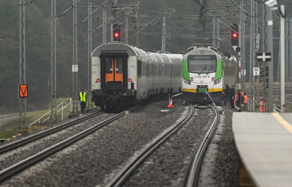 Dywersja na kolei. Jest wniosek w wydanie ENA wobec podejrzanych 3 Działania służb przy zniszczonym fragmencie torowiska na trasie Dęblin-Warszawa przy stacji kolejowej Mika, fot. PAP/Wojtek Jargiło