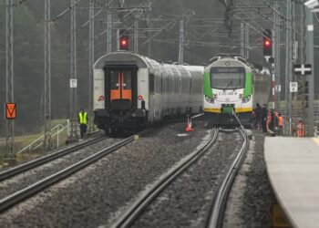 Działania służb przy zniszczonym fragmencie torowiska na trasie Dęblin-Warszawa przy stacji kolejowej Mika, fot. PAP/Wojtek Jargiło