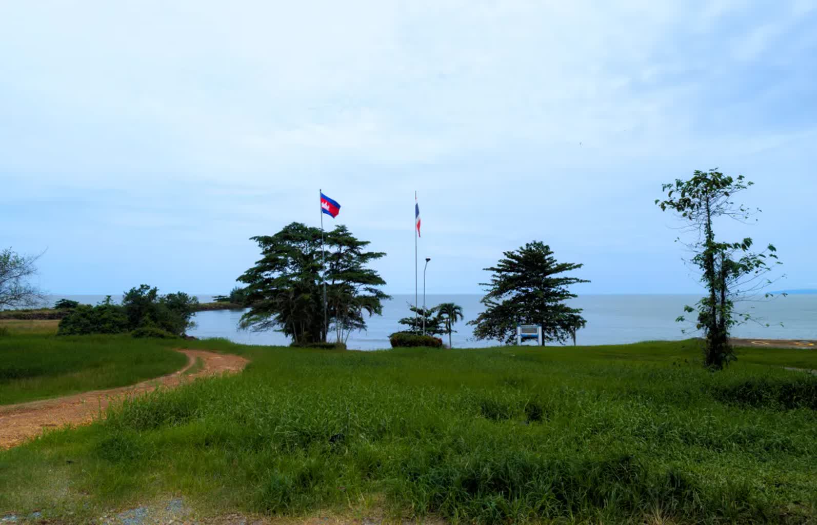 Napięcia na linii Tajlandia-Kambodża. Godzina policyjna przy granicy, ewakuacja niemal 800 tys. osób