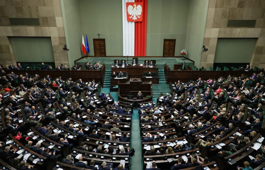 Posłowie na sali obrad Sejmu, fot. PAP/Paweł Supernak