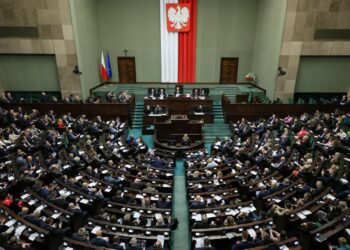 Posłowie na sali obrad Sejmu, fot. PAP/Paweł Supernak