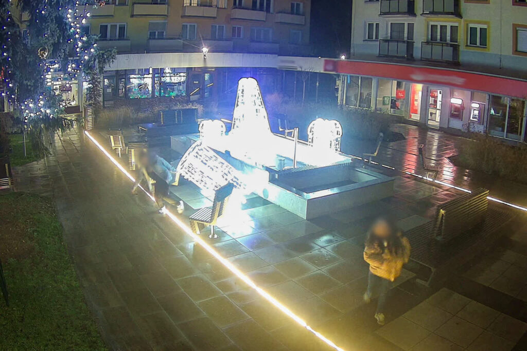 Dwoje młodych ludzi odpowie za zniszczenie świątecznych dekoracji w centrum Krosna Odrz. (Lubuska Policja)