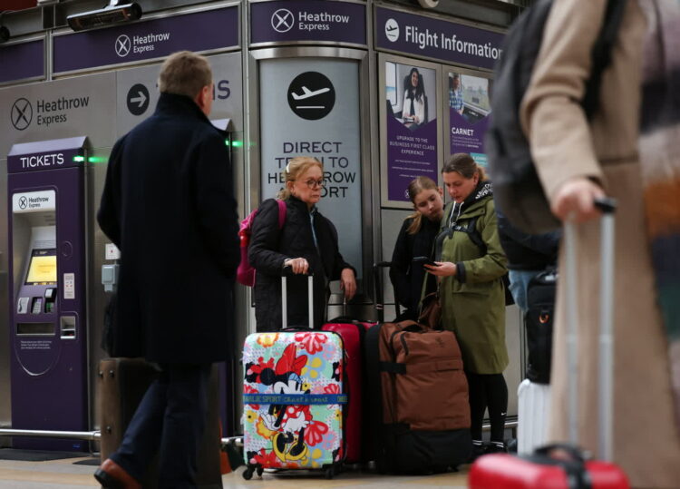 Lotnisko Heathrow. Fot. PAP/EPA/ANDY RAIN