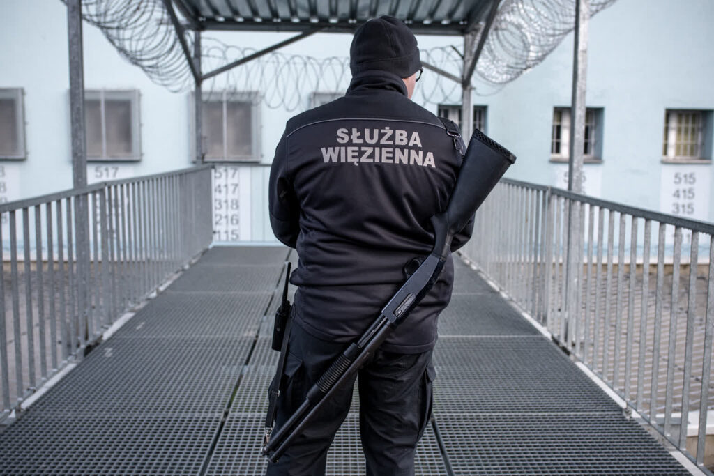 Osadzony spadł z dachu podczas próby ucieczki w Zielonej Górze 2 Funkcjonariusz służby więziennej w Zielonej Górze. Fot. Krzysztof Filmanowicz