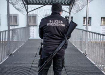 Funkcjonariusz służby więziennej w Zielonej Górze. Fot. Krzysztof Filmanowicz