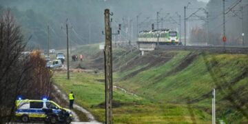 Policja: Interpol poinformował o publikacji czerwonych not dot. podejrzanych o dywersję na rzecz Rosji 10 Działania służb przy zniszczonym fragmencie torowiska na trasie Dęblin-Warszawa przy stacji kolejowej w okolicy miejscowości Mika, fot. PAP/Przemysław Piątkowski