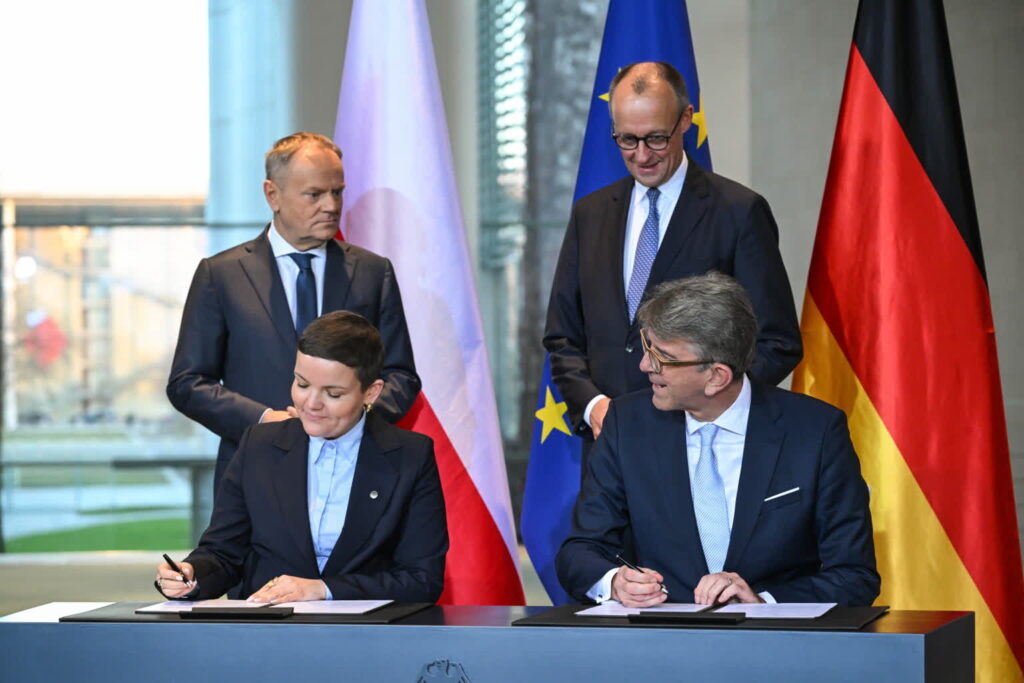 Niemcy zwrócą Polsce zrabowane archiwa. MKiDN: historyczny dzień Premier Donald Tusk, kanclerz Niemiec Friedrich Merz, pełnomocnik rządu Federalnego Niemiec ds. kultury i mediów Wolfram Weimer i minister kultury i dziedzictwa narodowego Marta Cienkowska. Fot. PAP/Radek Pietruszka