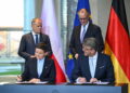 Premier Donald Tusk, kanclerz Niemiec Friedrich Merz, pełnomocnik rządu Federalnego Niemiec ds. kultury i mediów Wolfram Weimer i minister kultury i dziedzictwa narodowego Marta Cienkowska. Fot. PAP/Radek Pietruszka