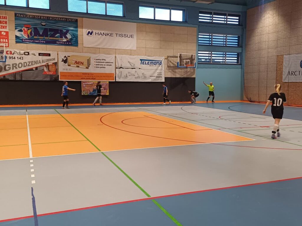 Z futsalowym pucharem kostrzynianki pożegnały się godnie Radio Zachód - Lubuskie