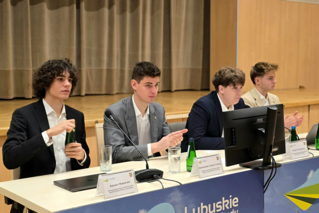 Trwa VI sesja Młodzieżowego Sejmiku Województwa Lubuskiego Trwa VI sesja Młodzieżowego Sejmiku Województwa Lubuskiego Radio Zachód - Lubuskie