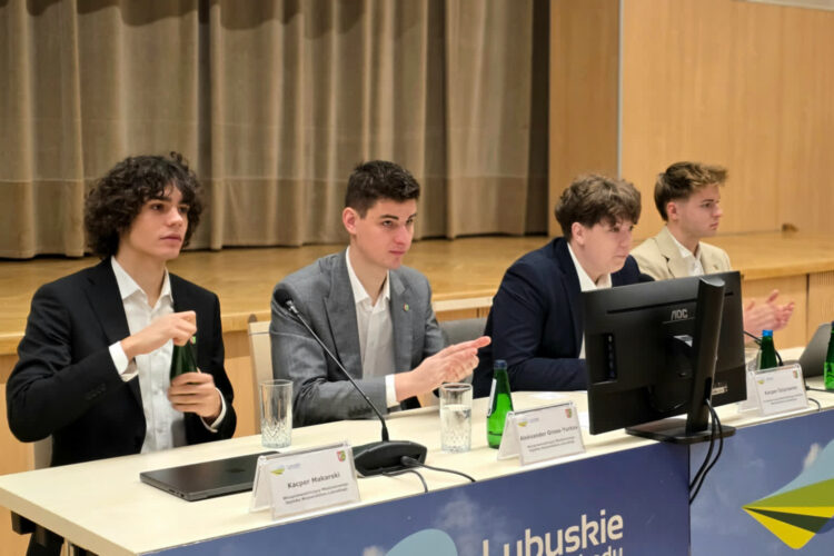 Trwa VI sesja Młodzieżowego Sejmiku Województwa Lubuskiego Radio Zachód - Lubuskie