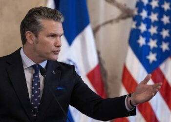 Szef Pentagonu: koniec utopijnego idealizmu, czas na „twardy realizm” 10 Szef Pentagonu Pete Hegseth. Fot. PAP/EPA/ ORLANDO BARRIA