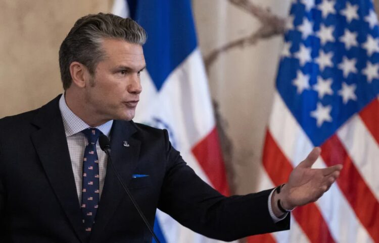 Szef Pentagonu: koniec utopijnego idealizmu, czas na „twardy realizm” 9 Szef Pentagonu Pete Hegseth. Fot. PAP/EPA/ ORLANDO BARRIA