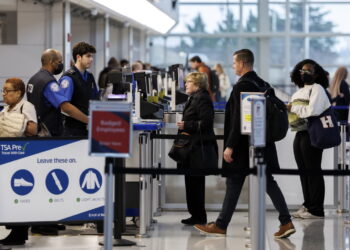 Amerykańskie lotnisko (PAP/EPA/WILL OLIVER)