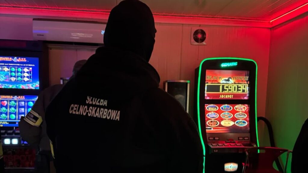 Game over. KAS rozbiła gang zajmujący się nielegalnym hazardem, 26 osób zatrzymanych 3 Fot. www.gov.pl/web/kas