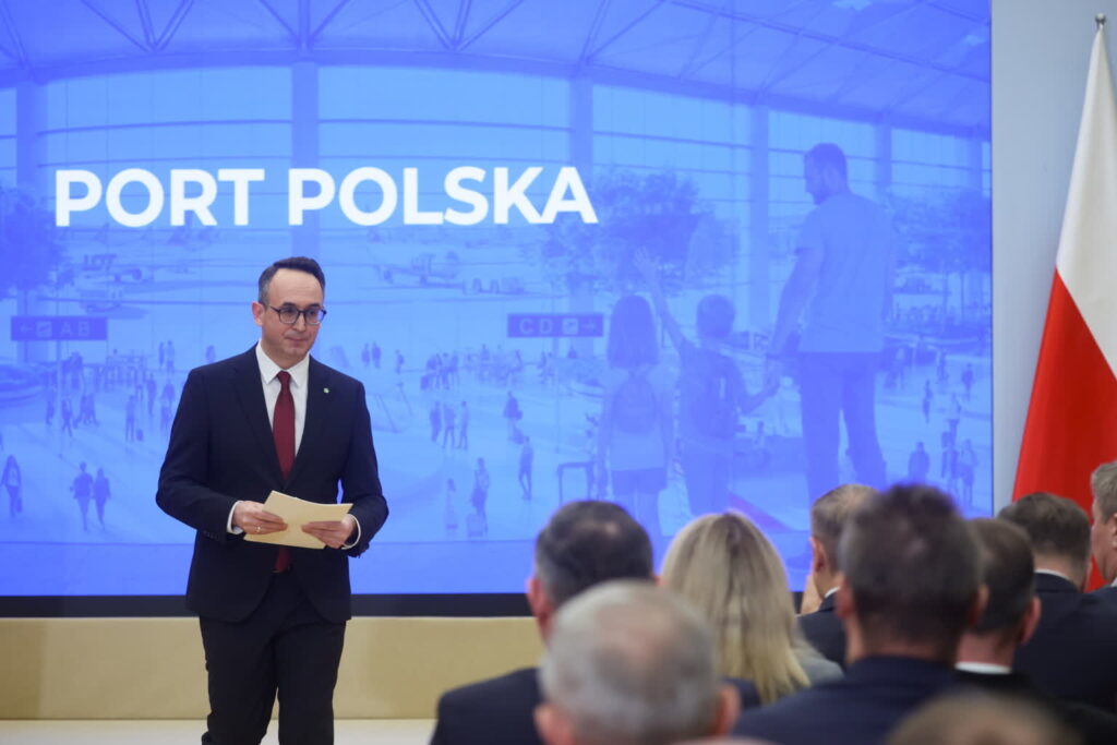 Do końca roku wnioski o pozwolenie na budowę Kolei Dużych Prędkości Minister infrastruktury Dariusz Klimczak (PAP/Leszek Szymański)