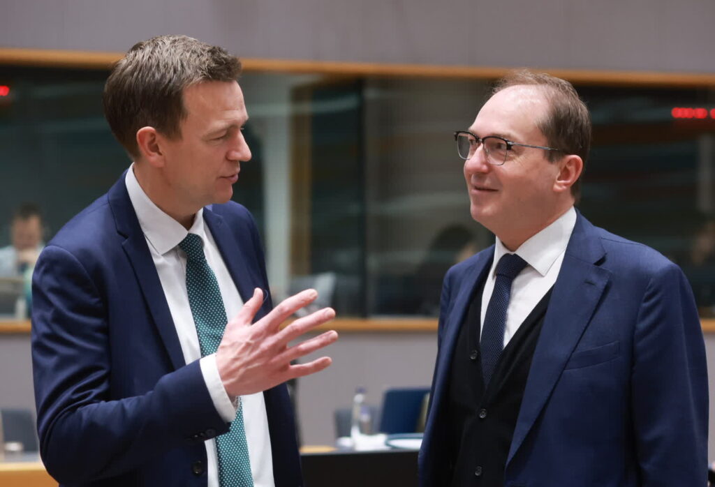 Niemiecki rząd: Chcemy znieść kontrole graniczne, ale... Na zdjęciu po prawej Alexander Dobrindt (PAP/EPA/OLIVIER HOSLET)