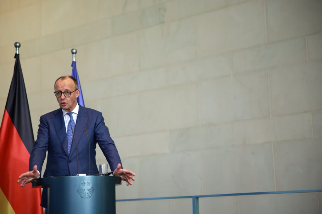 Ambasador Rosji w Berlinie wezwany do MSZ Na zdjęciu niemiecki kanclerz Friedrich Merz (PAP/EPA/CLEMENS BILAN)