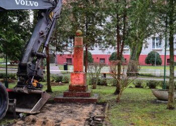 Runął pomnik upamiętniający Armię Czerwoną 12 MASZEWO IPN DEMONTAŻ SOWIECKIEGO OBELISKU. Fot. PAP/Marcin Bielecki