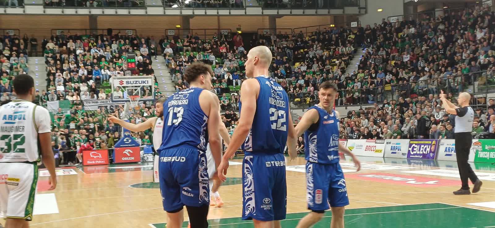 Widowisko w CRS-ie; Lewis znakomity, obrona świetna – kibice szczęśliwi