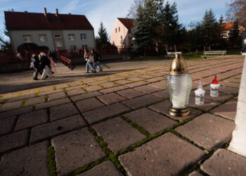 Znicze przed szkołą podstawową nr 10 w Jeleniej Górze. Fot. PAP/Krzysztof Ćwik