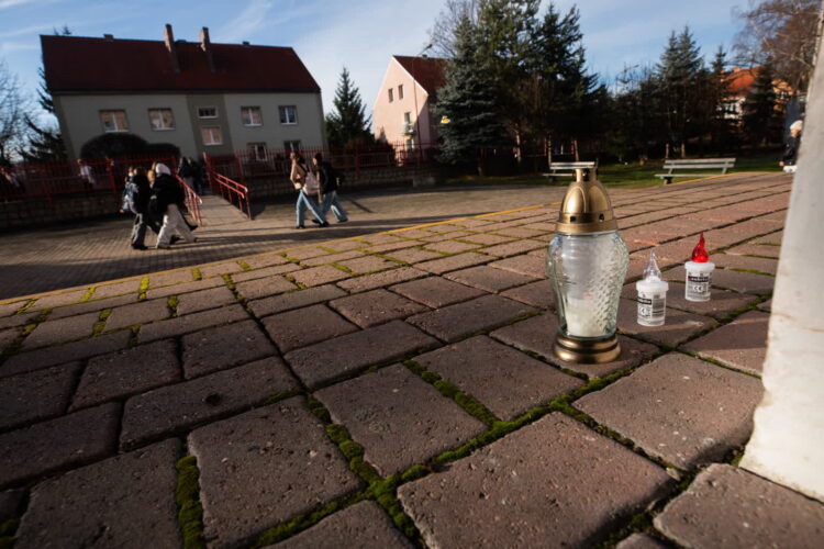 Znicze przed szkołą podstawową nr 10 w Jeleniej Górze. Fot. PAP/Krzysztof Ćwik
