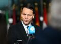 Minister spraw zagranicznych RP Radosław Sikorski podczas wypowiedzi dla mediów nt. mechanizmu PURL, przed posiedzeniem ministrów spraw zagranicznych państw NATO, fot. PAP/Wiktor Dąbkowski