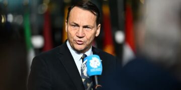 Minister spraw zagranicznych RP Radosław Sikorski podczas wypowiedzi dla mediów nt. mechanizmu PURL, przed posiedzeniem ministrów spraw zagranicznych państw NATO, fot. PAP/Wiktor Dąbkowski