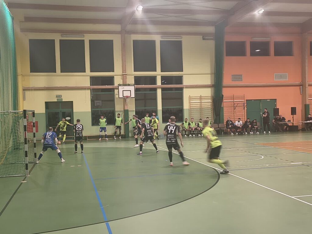 Faworyt przyjechał i zrobił swoje, ale świdniczanie strzeli mu gola fot. Jakub Lesiński