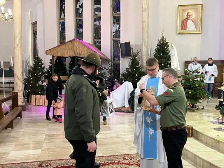 W Zielonej Górze rozbłysło Betlejemskie Światło Pokoju [ZDJĘCIA] Radio Zachód - Lubuskie