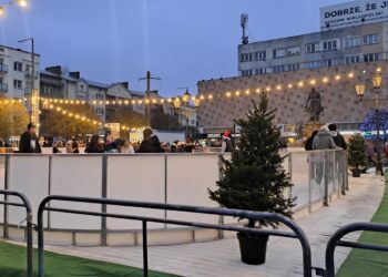 Lodowisko w centrum Gorzowa już działa. Kolejka chętnych Radio Zachód - Lubuskie