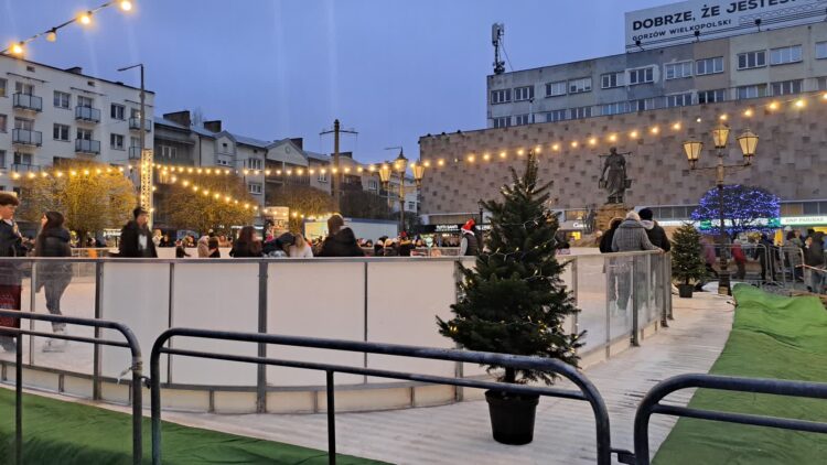 Lodowisko w centrum Gorzowa już działa. Kolejka chętnych Radio Zachód - Lubuskie