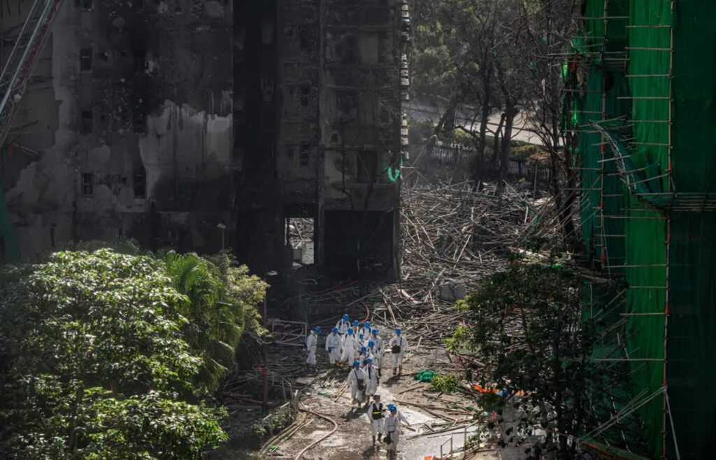 Tragiczny pożar w Hongkongu. Wykonano testy siatek budowlanych. Wiadomo, czy spełniały wymogi 3 Służby i strażacy podczas prac na miejscu pogorzeliska, fot. PAP/EPA/LEUNG MAN HEI