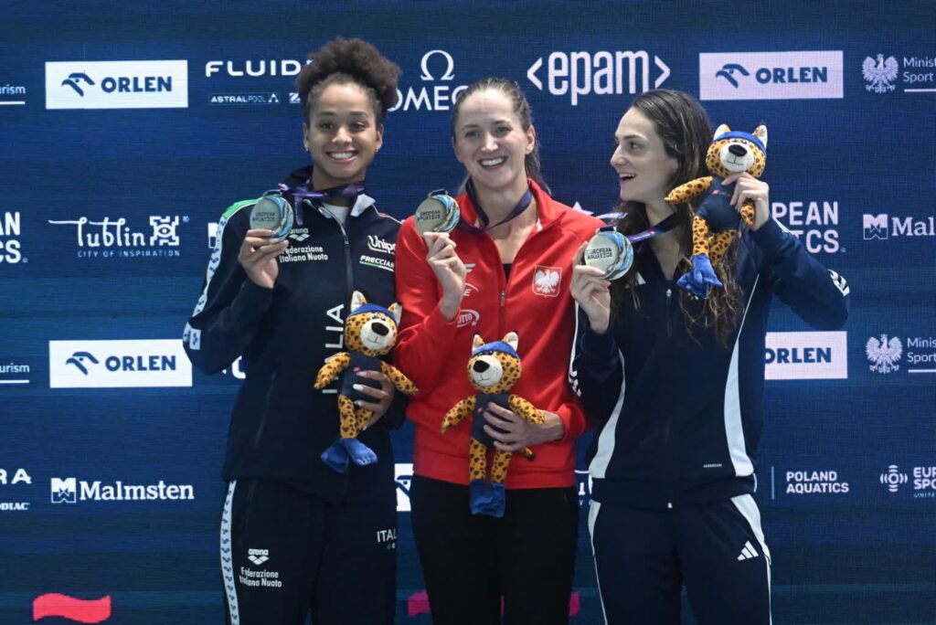 Medalistki wyścigu na 50 m stylem dowolnym (od lewej): Włoszka Sara Curtis (srebro), Polka Katarzyna Wasick (złoto) i Francuzka Beryl Gastaldello (srebro-ex aequo). Fot. PAP/Wojtek Jargiło