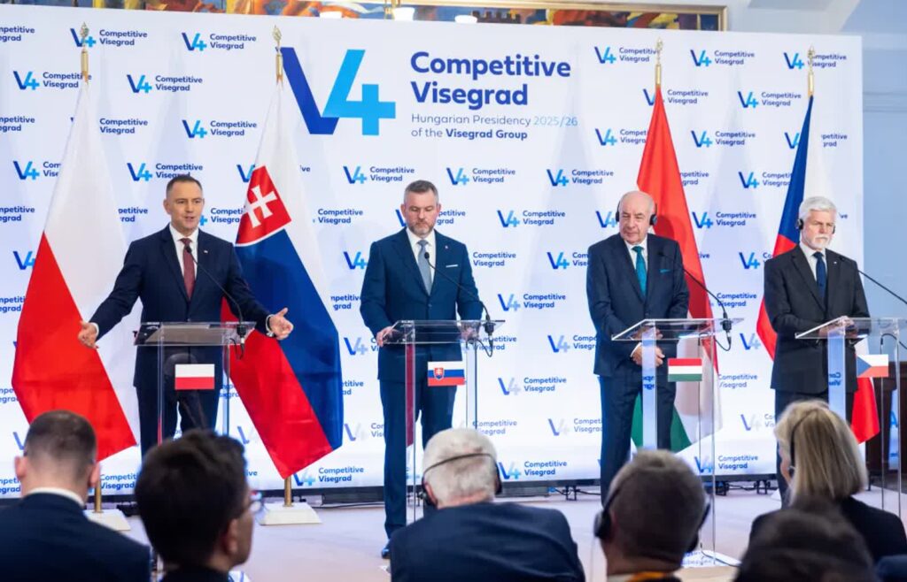 Prezydent Karol Nawrocki, prezydent Słowacji Peter Pellegrini, prezydent Węgier Tamas Sulyok i prezydent Czech Petr Pavel. Fot. PAP/Leszek Szymański