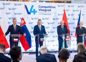 Prezydent Karol Nawrocki, prezydent Słowacji Peter Pellegrini, prezydent Węgier Tamas Sulyok i prezydent Czech Petr Pavel. Fot. PAP/Leszek Szymański