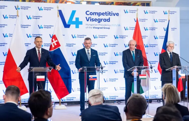 Prezydent Nawrocki na szczycie V4. W tle sprawa dostaw surowców 9 Prezydent Karol Nawrocki, prezydent Słowacji Peter Pellegrini, prezydent Węgier Tamas Sulyok i prezydent Czech Petr Pavel. Fot. PAP/Leszek Szymański