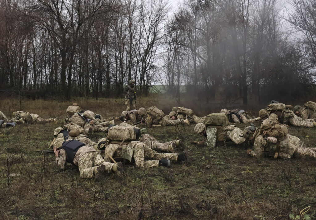 Po nocnych atakach Rosjan Odessa została odcięta od dostaw prądu, ciepła i wody 4 Zdjęcie ilustracyjne. Rekruci podczas podstawowego szkolenia wojskowego BMT w rejonie Zaporoża. Fot. PAP/EPA/Press service of the 65th Mechanized Brigade HANDOUT