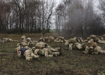 Po nocnych atakach Rosjan Odessa została odcięta od dostaw prądu, ciepła i wody 12 Zdjęcie ilustracyjne. Rekruci podczas podstawowego szkolenia wojskowego BMT w rejonie Zaporoża. Fot. PAP/EPA/Press service of the 65th Mechanized Brigade HANDOUT